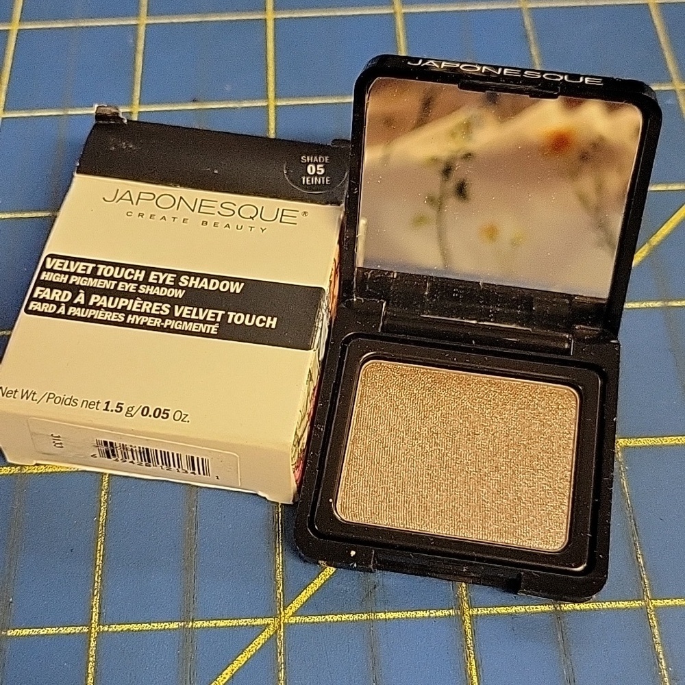 Japonesque Velvet Touch Eye Shadow - 05 Teinte New In Box